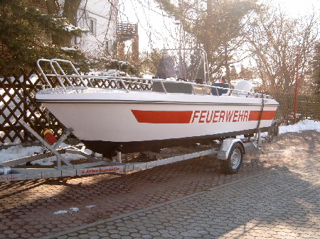 Das Arbeisboot am Tag der Übergabe auf dem Hof der Feuerwehr.